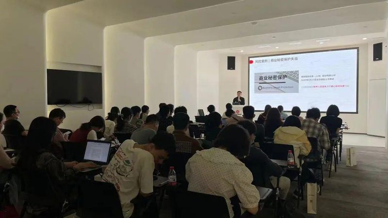 在选择在线法律咨询服务时，可以从以下几个方面进行考虑：
